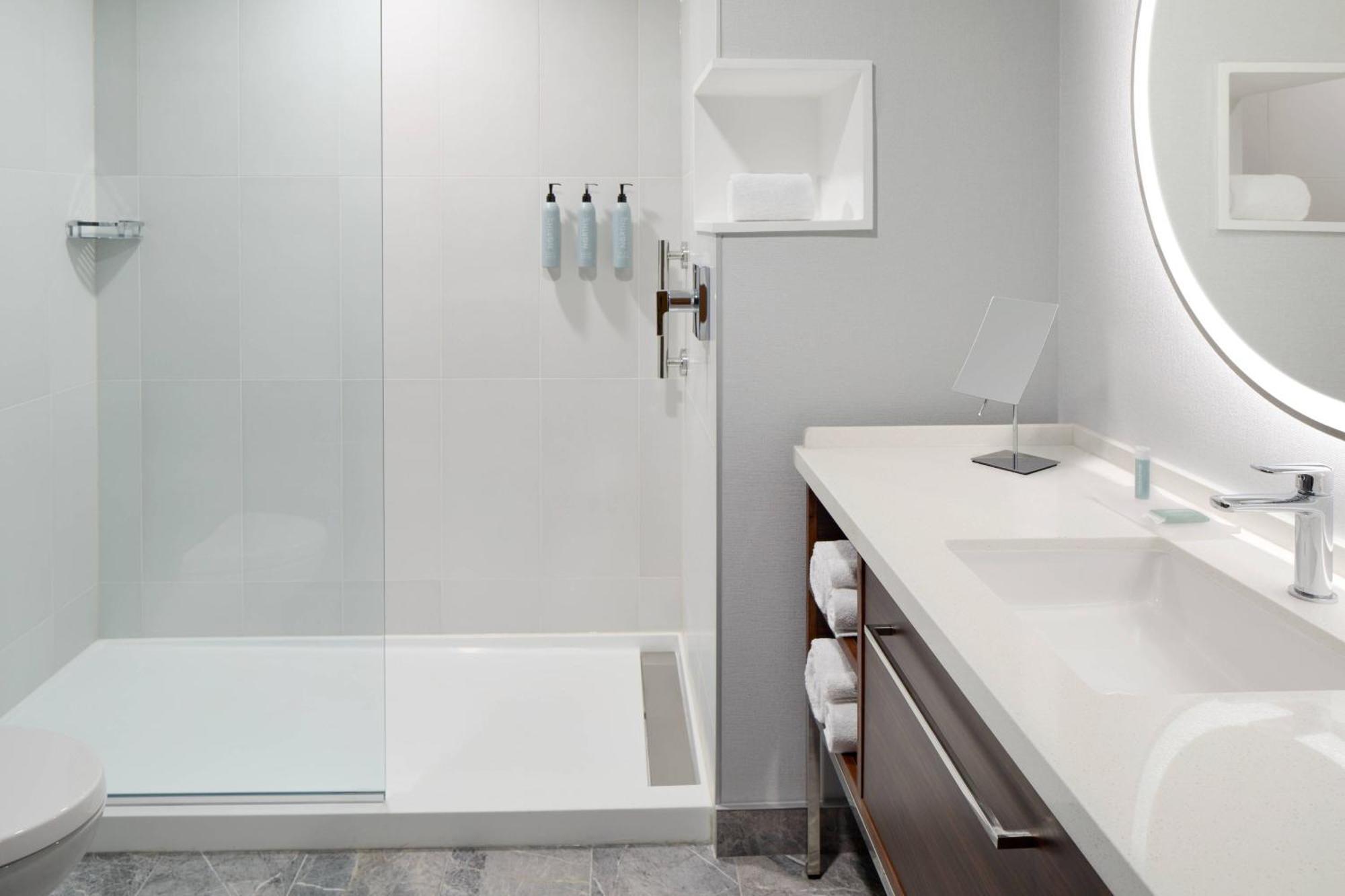 Courtyard By Marriott Montreal Laval Hotel ภายนอก รูปภาพ