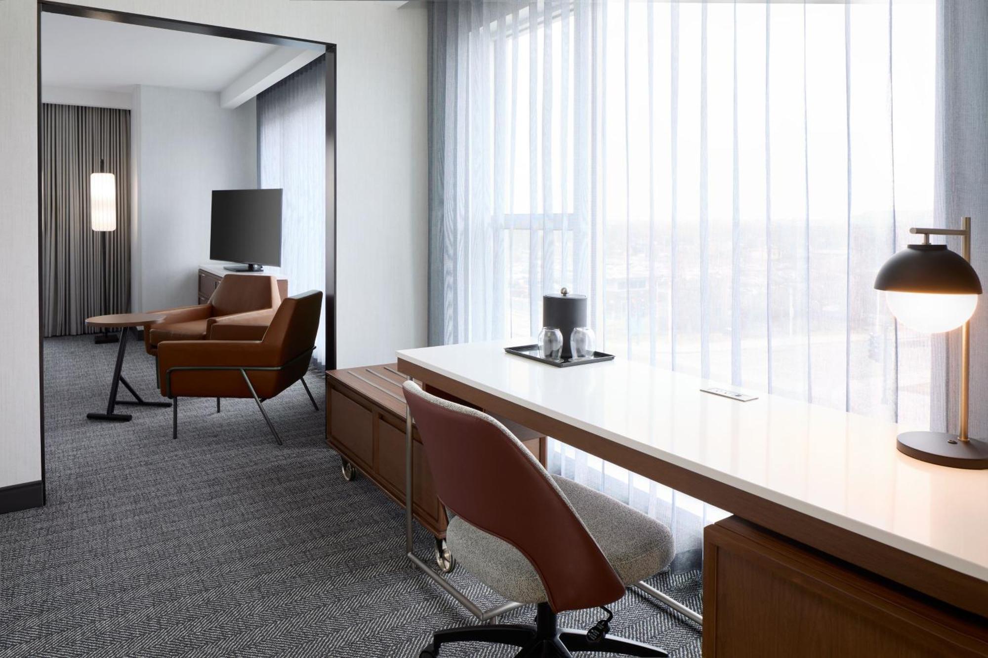 Courtyard By Marriott Montreal Laval Hotel ภายนอก รูปภาพ