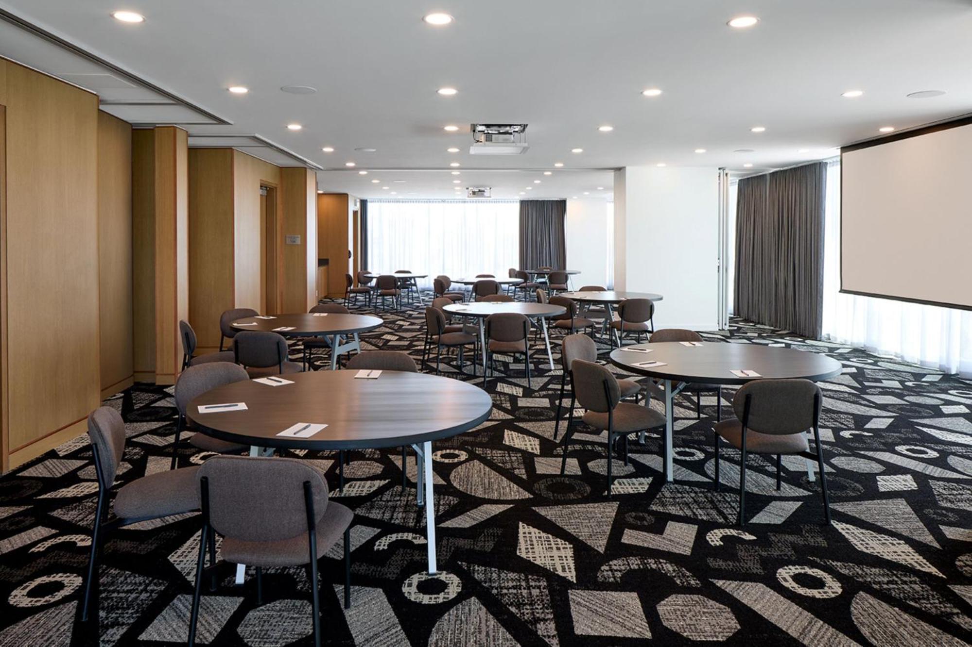 Courtyard By Marriott Montreal Laval Hotel ภายนอก รูปภาพ